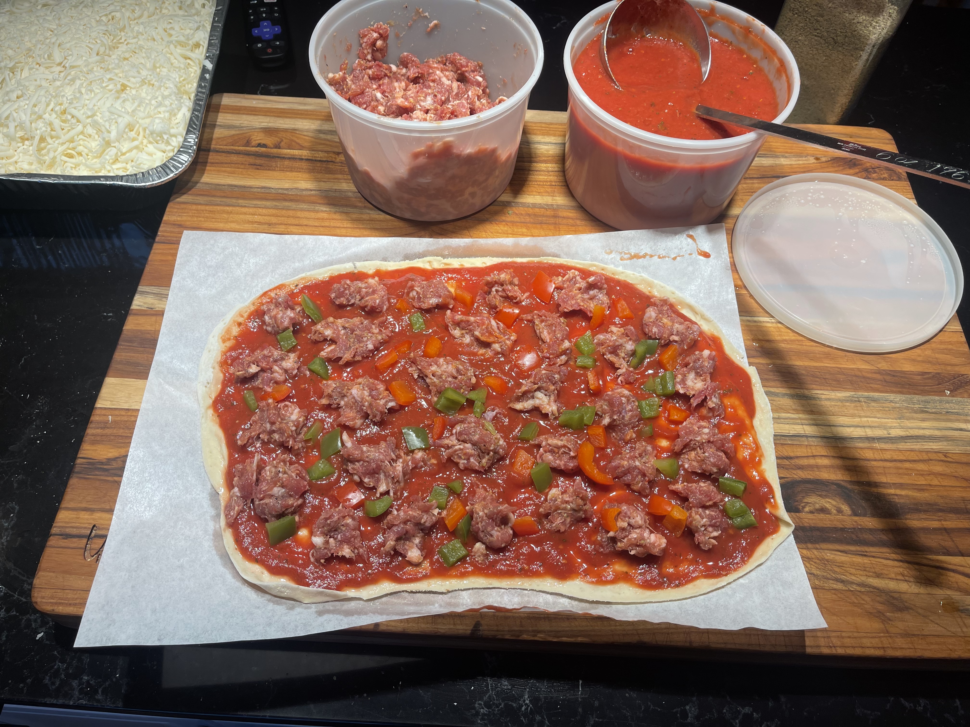 Building Chicago thin crust pizza